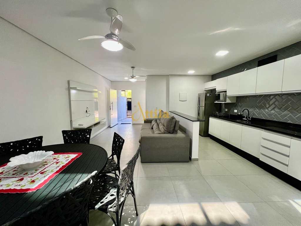 Sobrado em villagio, 200mts da praia Enseada, 3 suítes