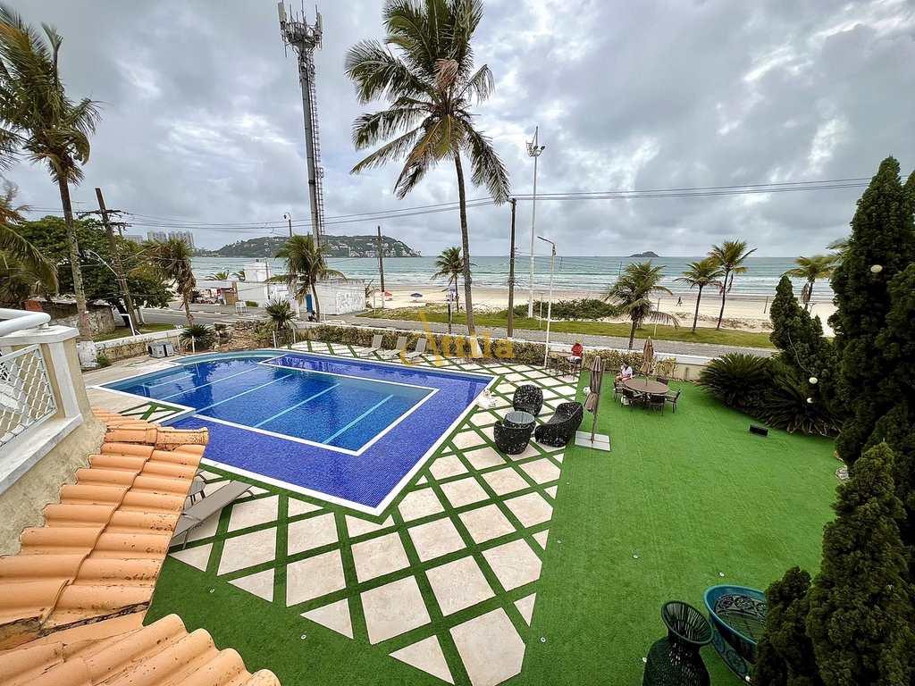 Casa com 9 quartos, frente à praia da Enseada